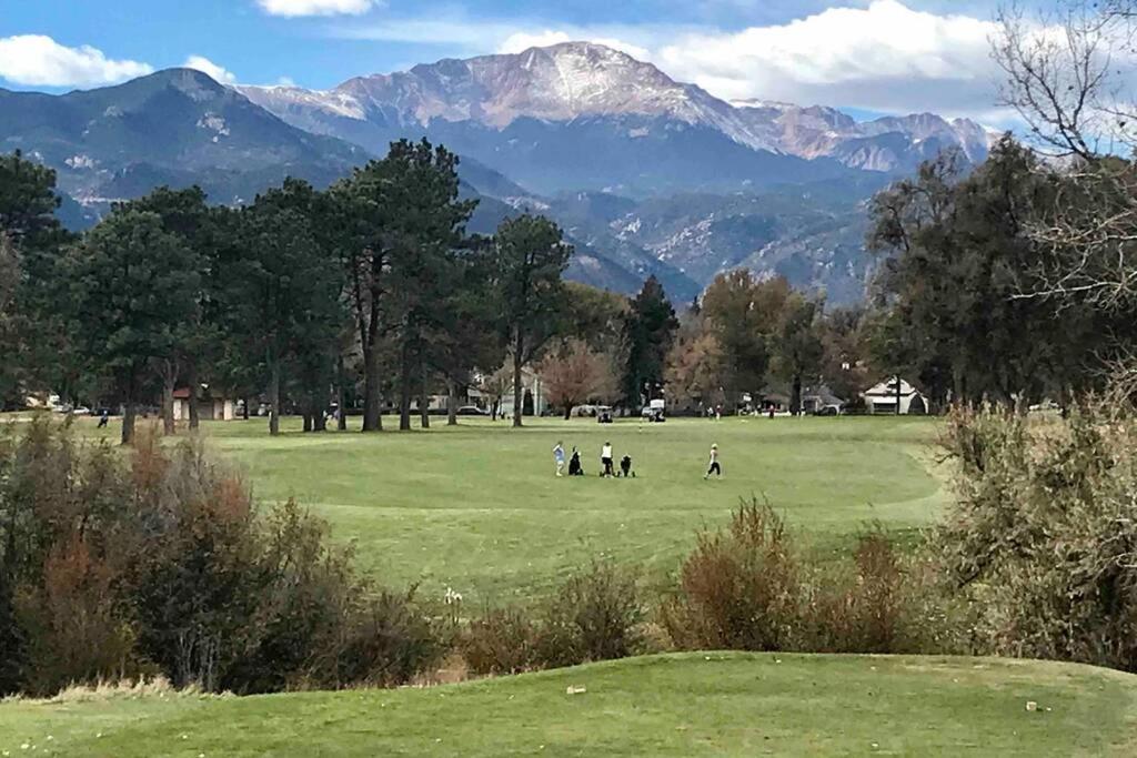 Charming Remodeled Golf Course Area Home Colorado Springs Exterior photo